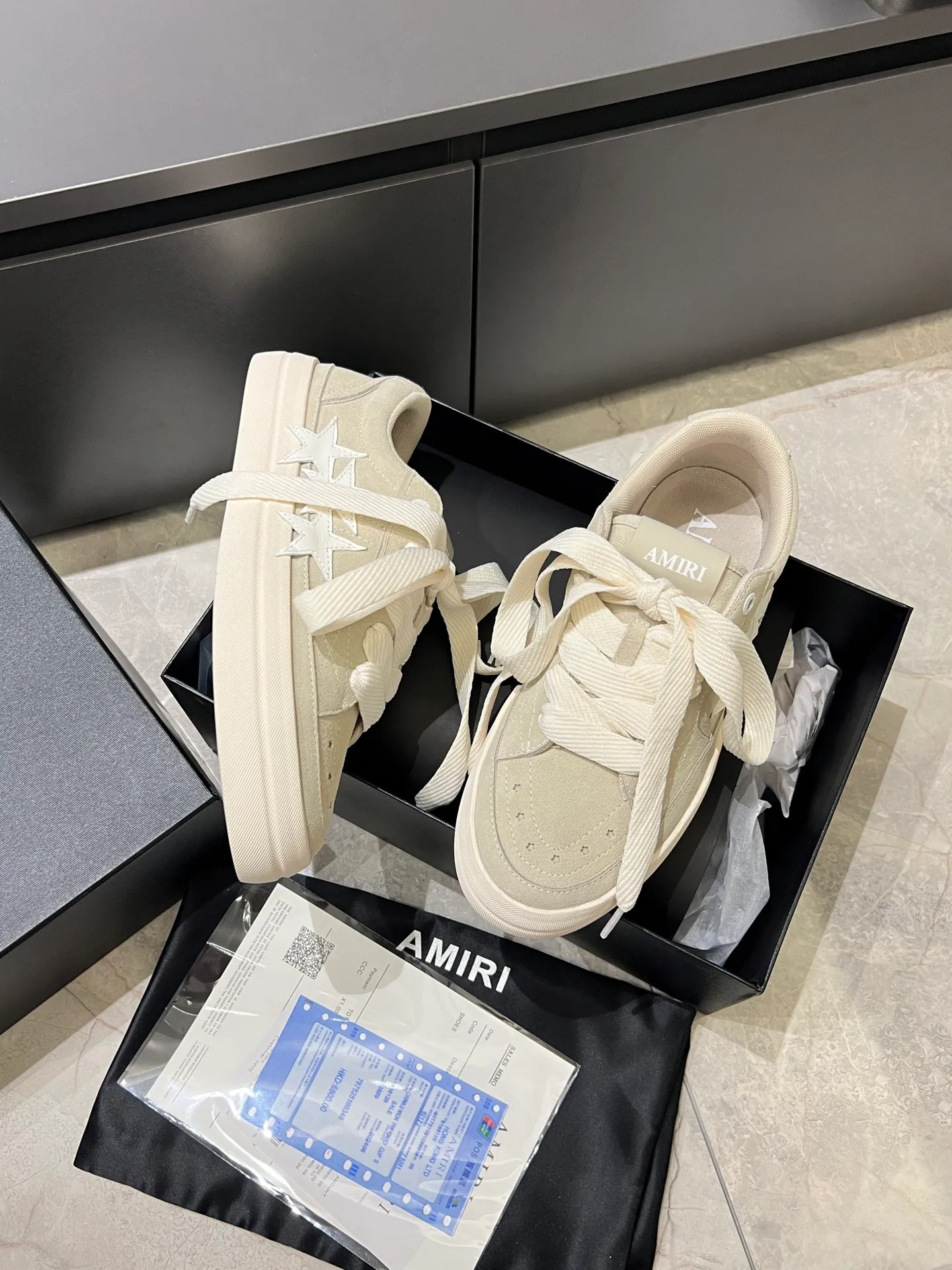 Men's shoes 💰p560 "AMIR*" new men's low-top casual sports sneakers bone shoes, another pair of irresistible bone shoes. Bone shoes are one of AMIRI's most popular items. Made of first-layer cowhide upper. The side bones are made of two cowhide laminations. It has a three-dimensional effect. The leather incisions are all oil-edged. Contrast color design. Simple style. Fashionable sports. Customized metal LOGO nameplate embellished with laces. Exclusive top-quality version. Supports contrast. Breathable mesh lining. The original rubber outsole is a must-have item for daily leisure. It is suitable for various occasions. If you pursue high quality, check it out. It is super cool on the feet and comes with a full set of original packaging! Size: 39-45!